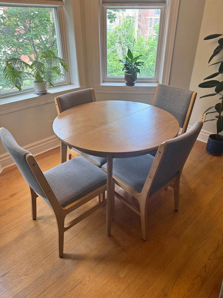 Extendable Dining Table Natural Wood with 4 Gray Upholstered Cha