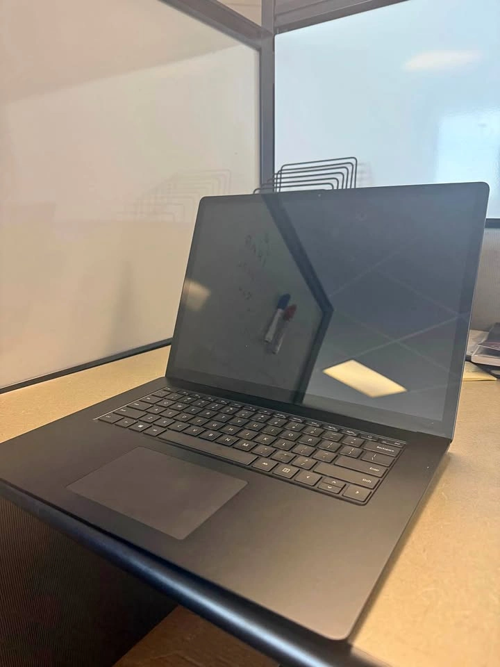 Microsoft Surface Laptop 4 - i7 - 256GB (Black)