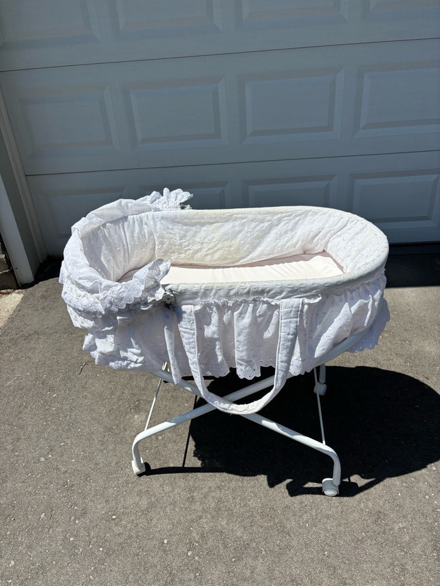 Baby bassinet with removable stand