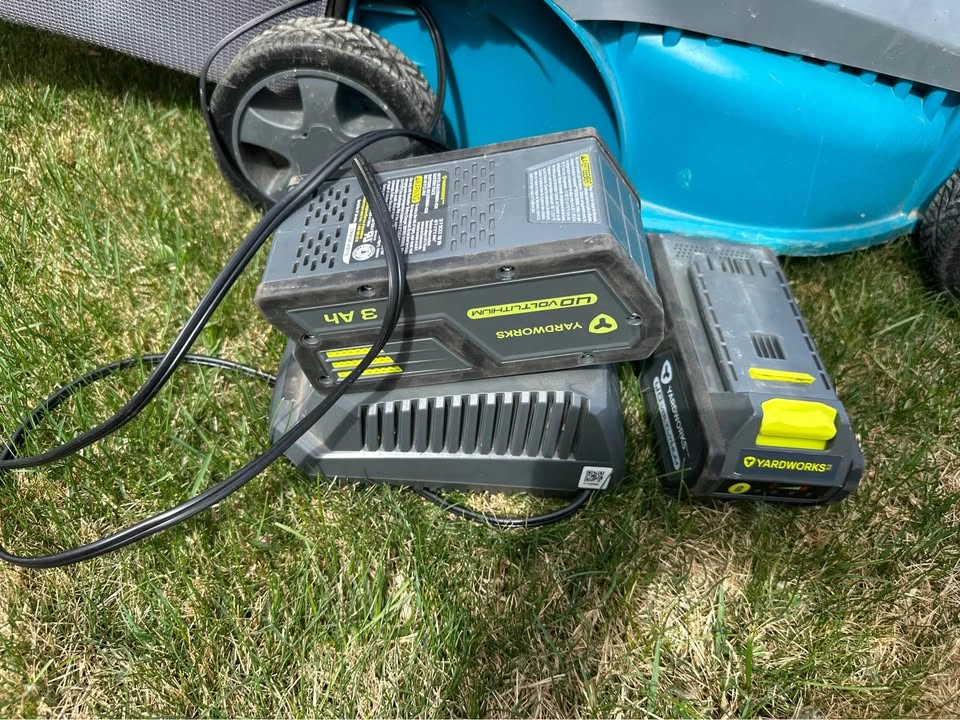YARDWORKS 40V Cordless Lawnmower with 2 Batteries & Charger - photo 3
