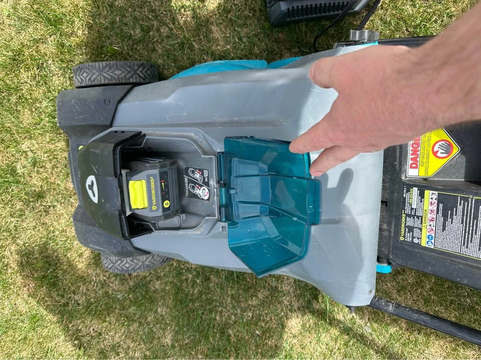 YARDWORKS 40V Cordless Lawnmower with 2 Batteries & Charger - photo 4