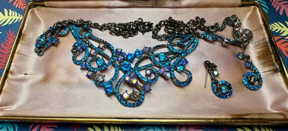 Costume Jewelry with box - photo 2