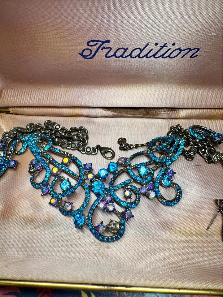 Costume Jewelry with box - photo 3