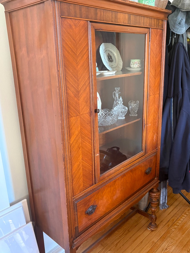 Elegant Vintage Herringbone Veneer Display Hutch/China Cabinet