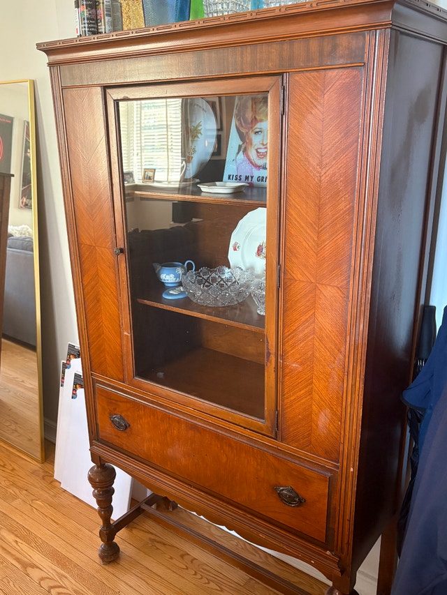 Elegant Vintage Herringbone Veneer Display Hutch/China Cabinet - photo 2