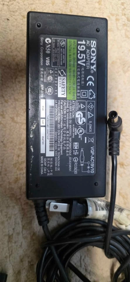 Sony AC Adapter VGP-AC19V10 - photo 3