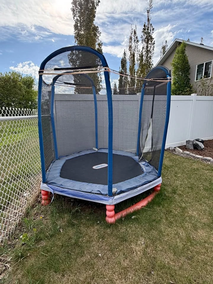 Little Tikes 7’ Trampoline with Safety Enclosure