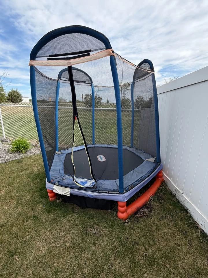 Little Tikes 7’ Trampoline with Safety Enclosure - photo 2
