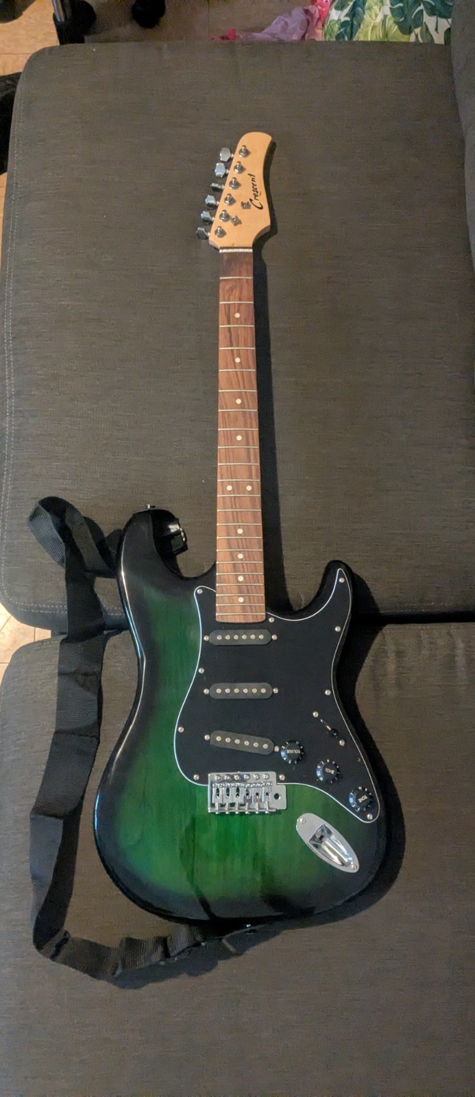 Crescent Electric Guitar + Vizcaya Mini Amp + Stand + Accessorie