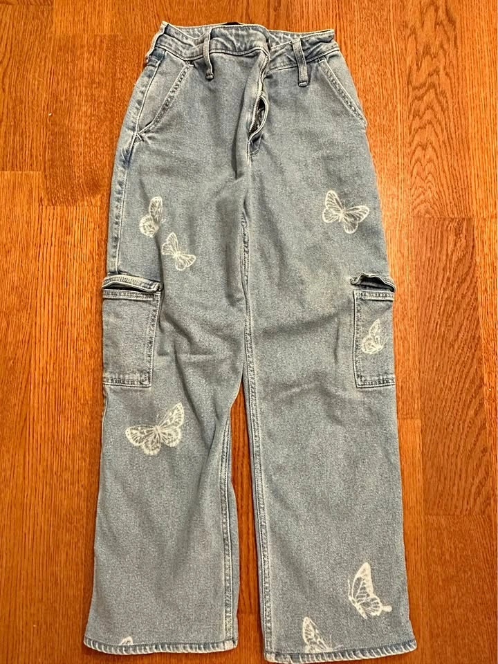 Hollister Ultra High Rise Dad Jeans Butterfly Pattern (00/24 Sho