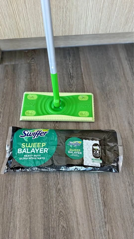Swiffer mop + 2 traps