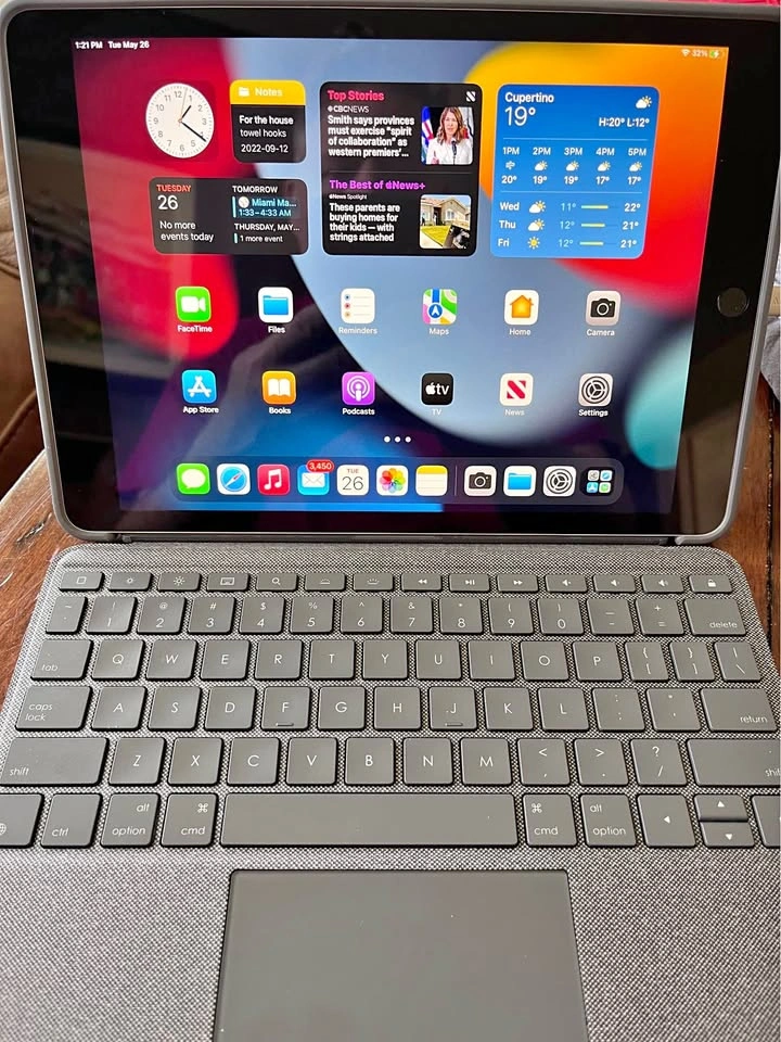 iPad 9th Gen 256GB w/ Logitech Combo Touch Keyboard