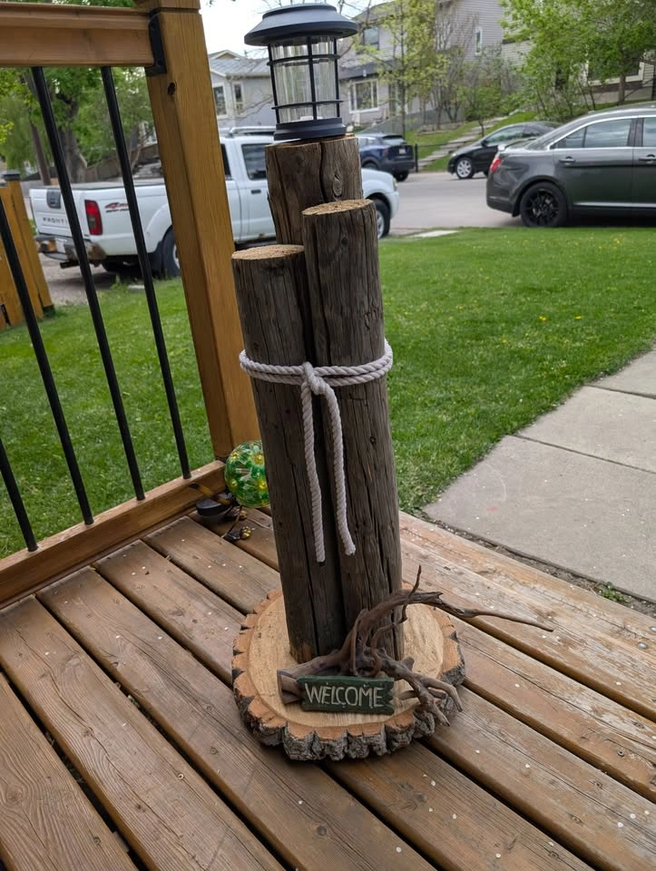Handcrafted 3-Post Solar Welcome Piece - photo 3