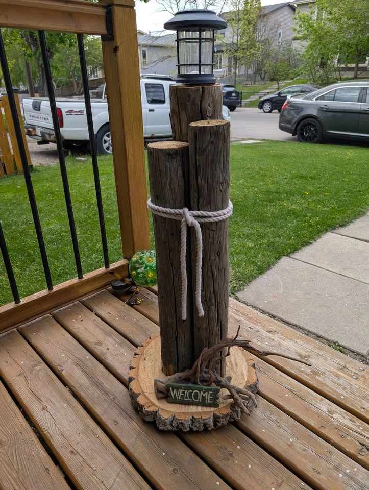 Handcrafted 3-Post Solar Welcome Piece - photo 4