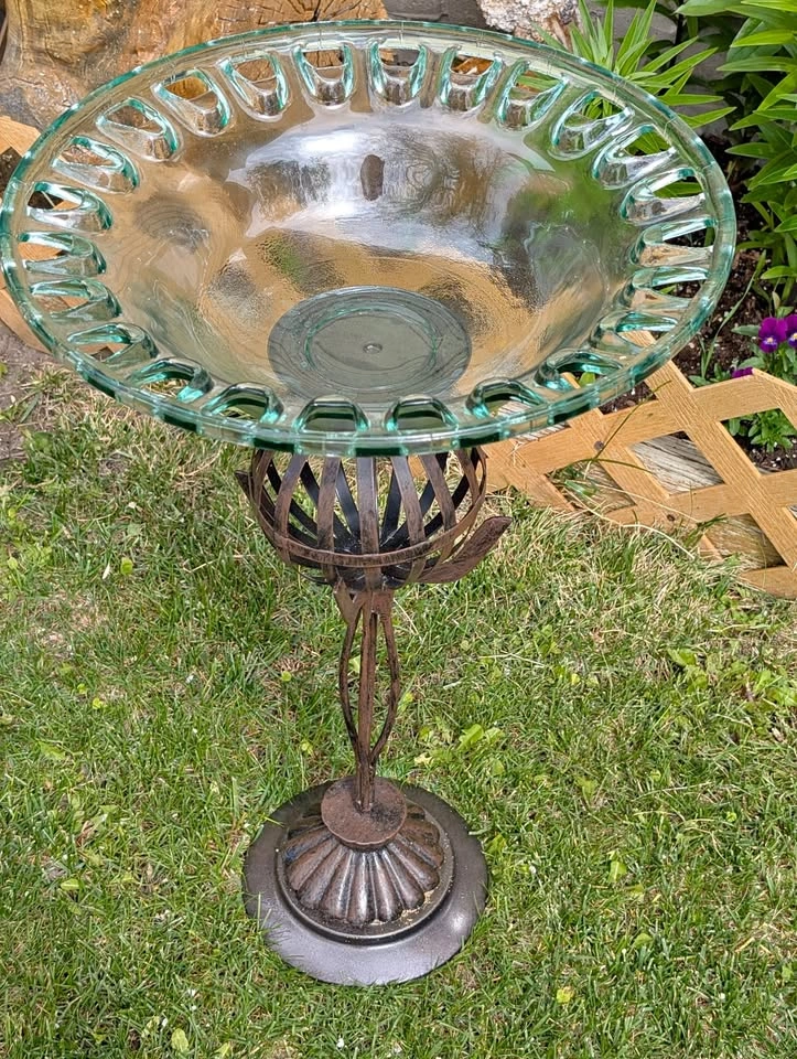 Solar fountain bird bath