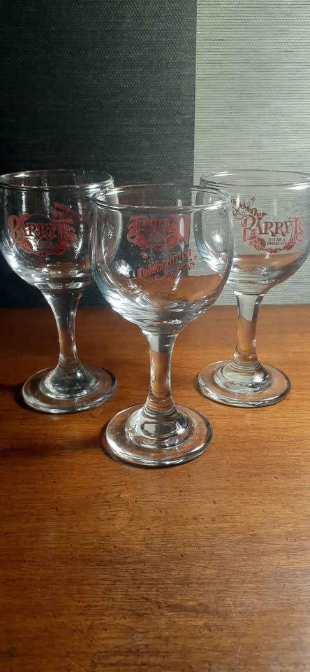 Vintage Barry T's wine glasses - photo 3