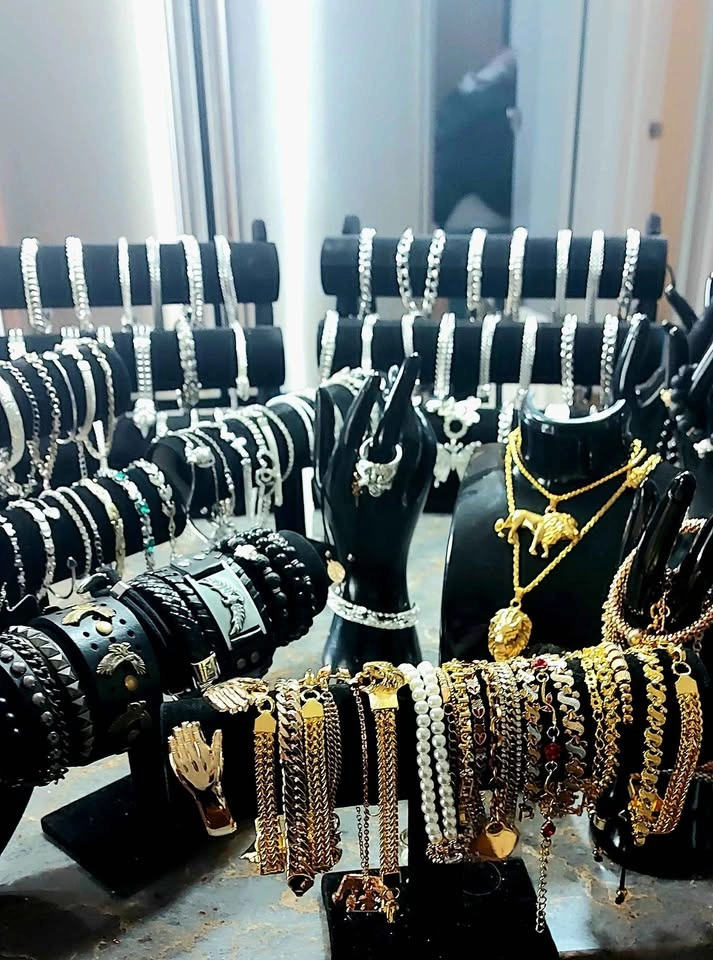 Thousands of rings, bracelets, chains, necklaces - photo 2