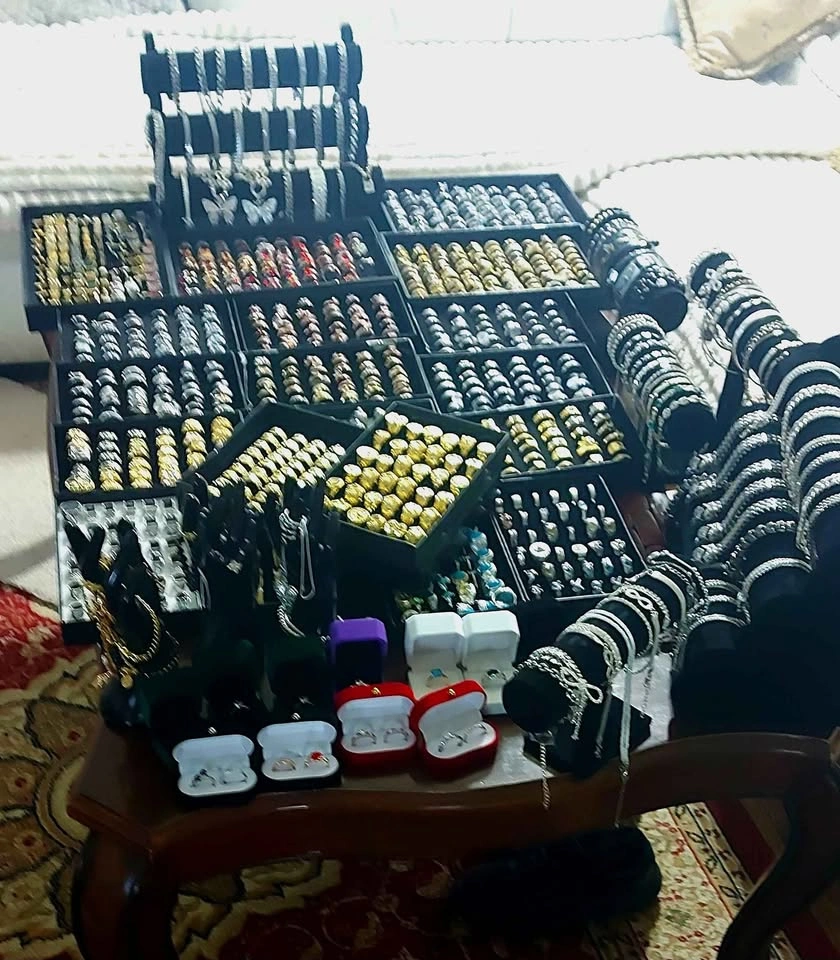 Thousands of rings, bracelets, chains, necklaces - photo 3