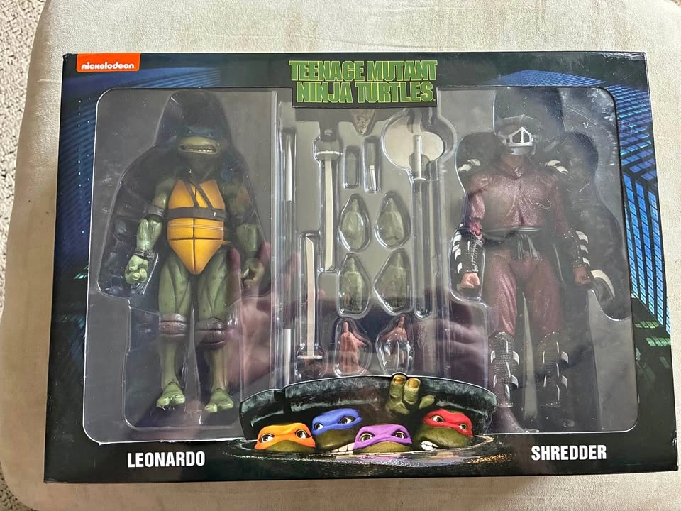 NECA TMNT Rooftop Battle Shredder vs Leo Figures