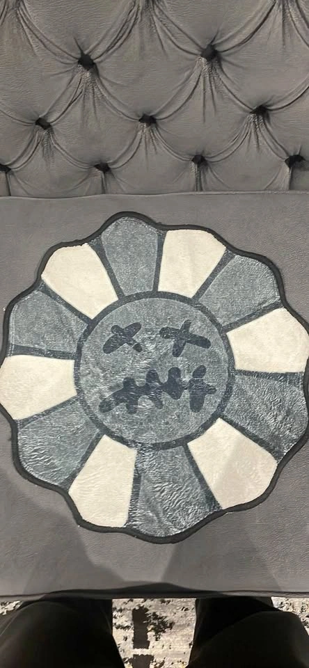 Gray and white flower round rug