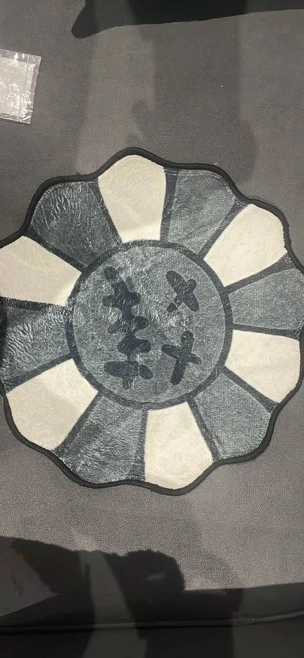 Gray and white flower round rug - photo 2