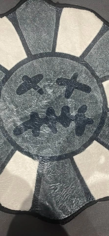 Gray and white flower round rug - photo 3
