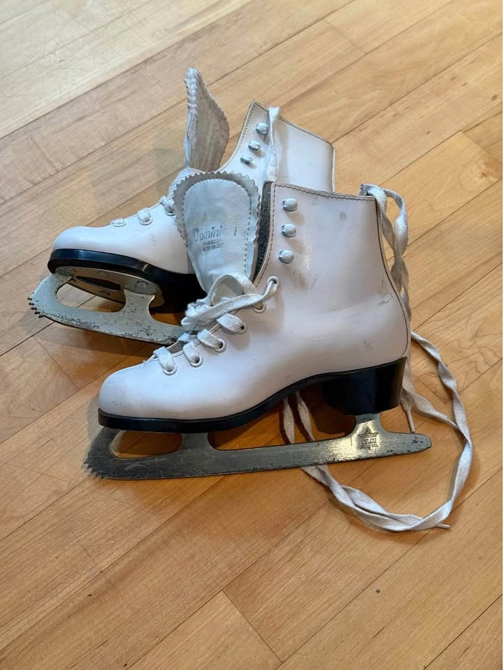 Youth / Junior Size 2 or 2.5 Skates