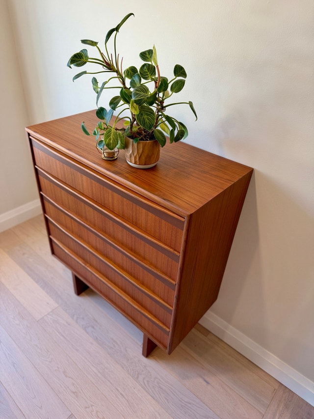 Mid Century Modern Teak Chest of Drawers - photo 4