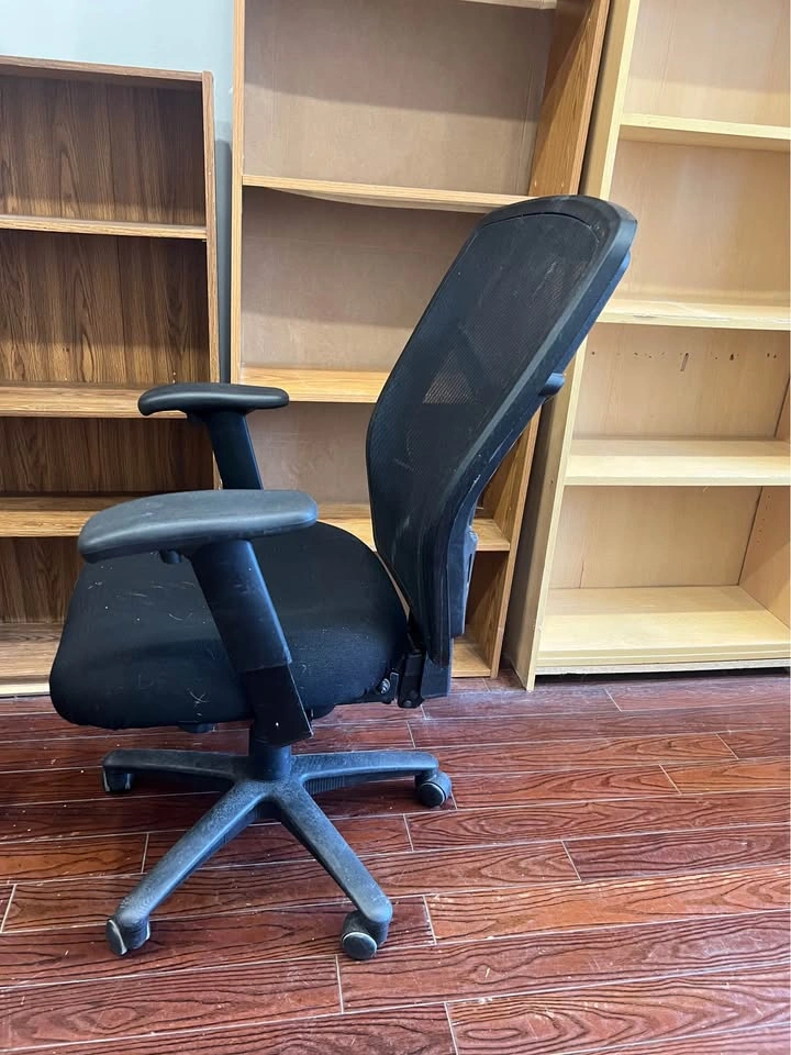 2 Black Office Chairs with Armrests - photo 3