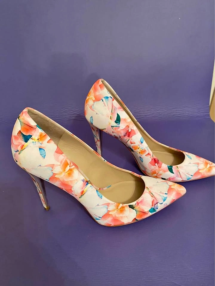 Womens elegant size 40 shoes by Marciano pickup today