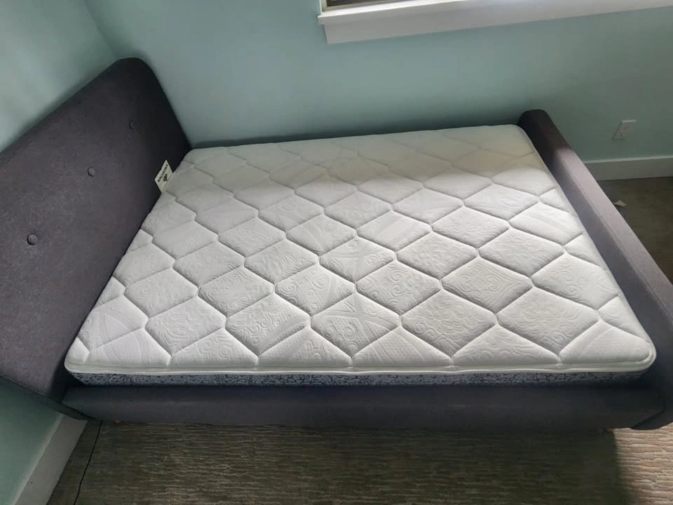 Kingsdown Mattress and Upholstered Platform Bed Frame - photo 2