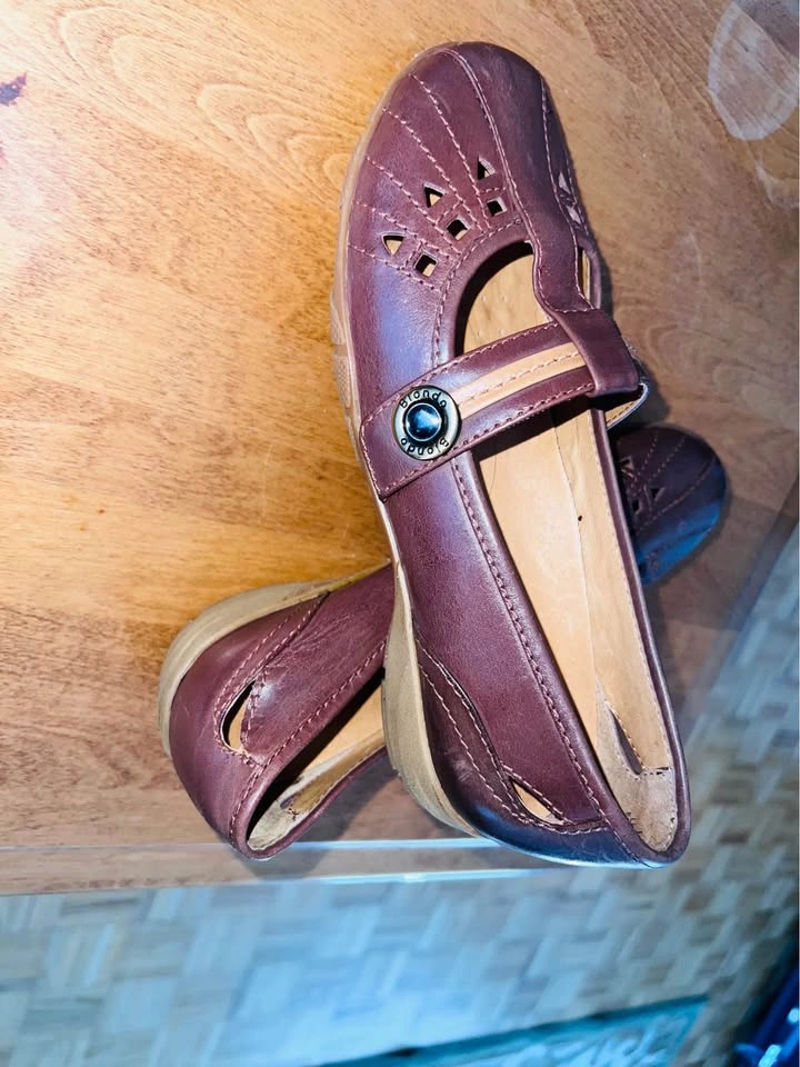 Women’s US 7.5 – Blondo Leather Mary Jane Shoes - photo 2