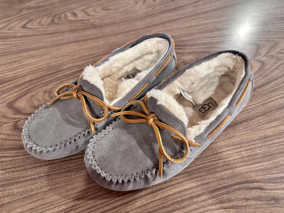 UGG Dakota Slippers Women Size 5 Youth Size 3Y 3.5Y
