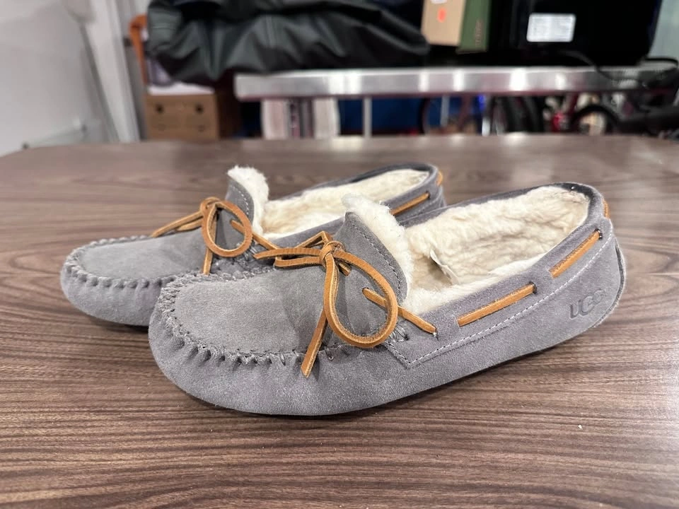 UGG Dakota Slippers Women Size 5 Youth Size 3Y 3.5Y - photo 2