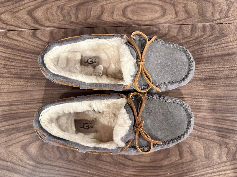 UGG Dakota Slippers Women Size 5 Youth Size 3Y 3.5Y - photo 3