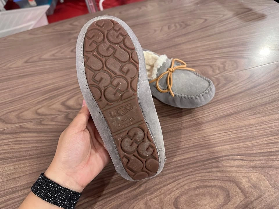 UGG Dakota Slippers Women Size 5 Youth Size 3Y 3.5Y - photo 4