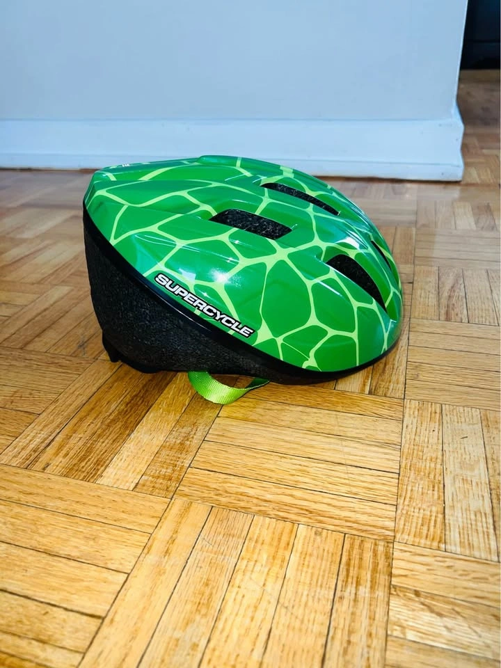 Bike/Scooter Safety Helmet (Like New) - photo 3