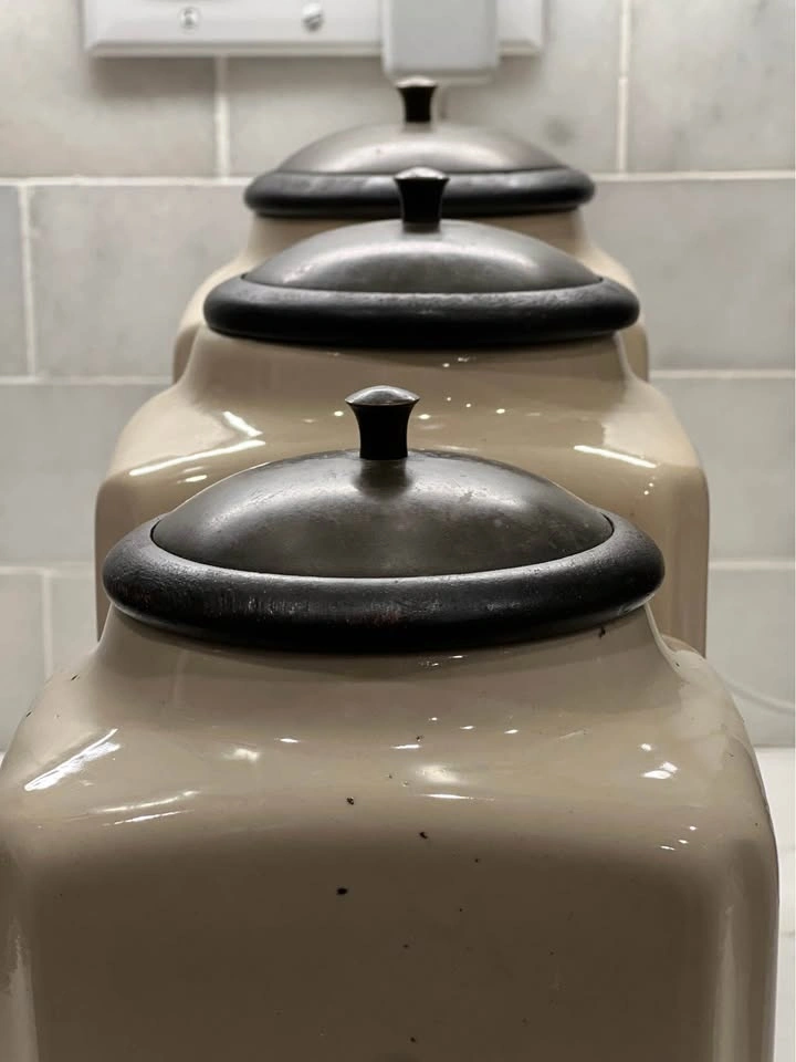 Set of 3 Aged Cream Ceramic Canisters w/ Mango Wood Lids & Brass - photo 3