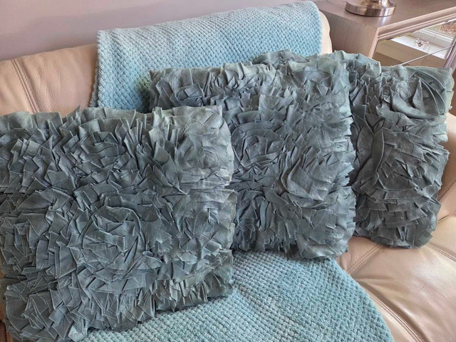 4pc Teal Decor Set: Ruffled Rose Pillows & Throw Blanket