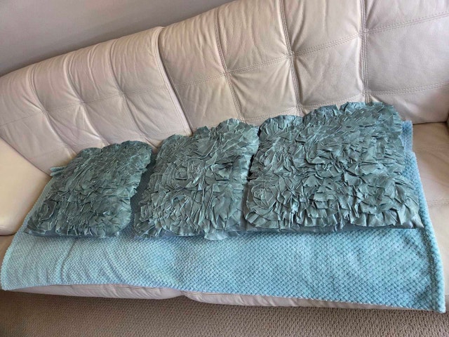 4pc Teal Decor Set: Ruffled Rose Pillows & Throw Blanket - photo 2