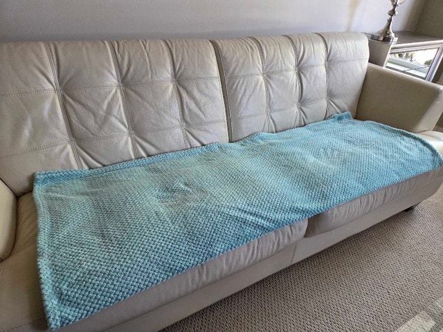 4pc Teal Decor Set: Ruffled Rose Pillows & Throw Blanket - photo 3
