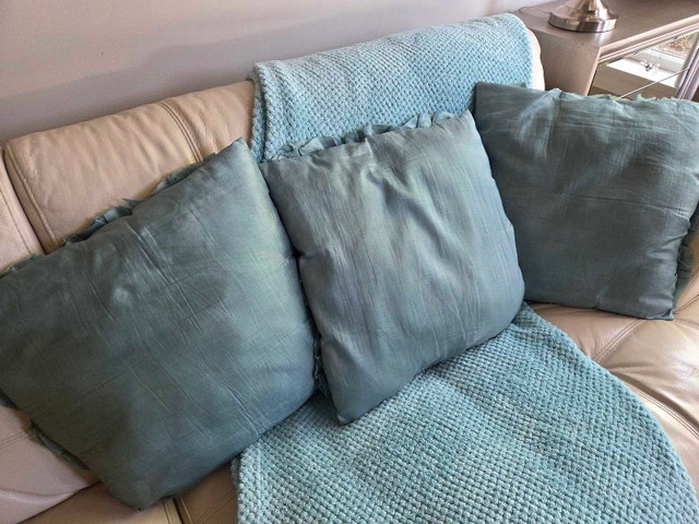 4pc Teal Decor Set: Ruffled Rose Pillows & Throw Blanket - photo 5