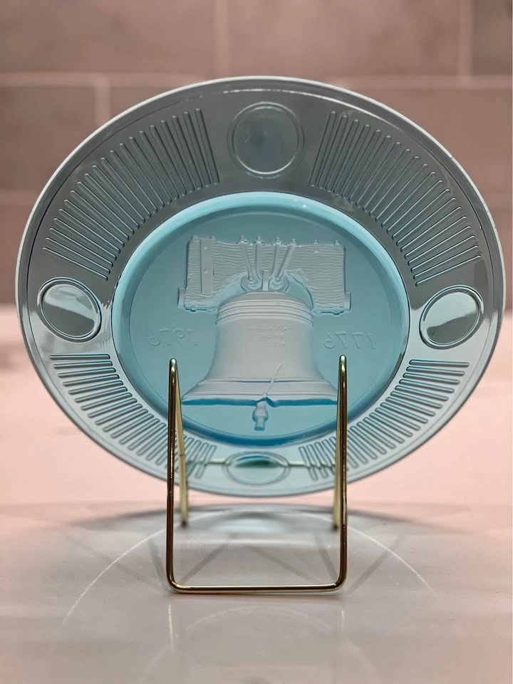 1776-1976 Liberty Bell Heritage Edition 8" Blue Glass Plate - photo 2