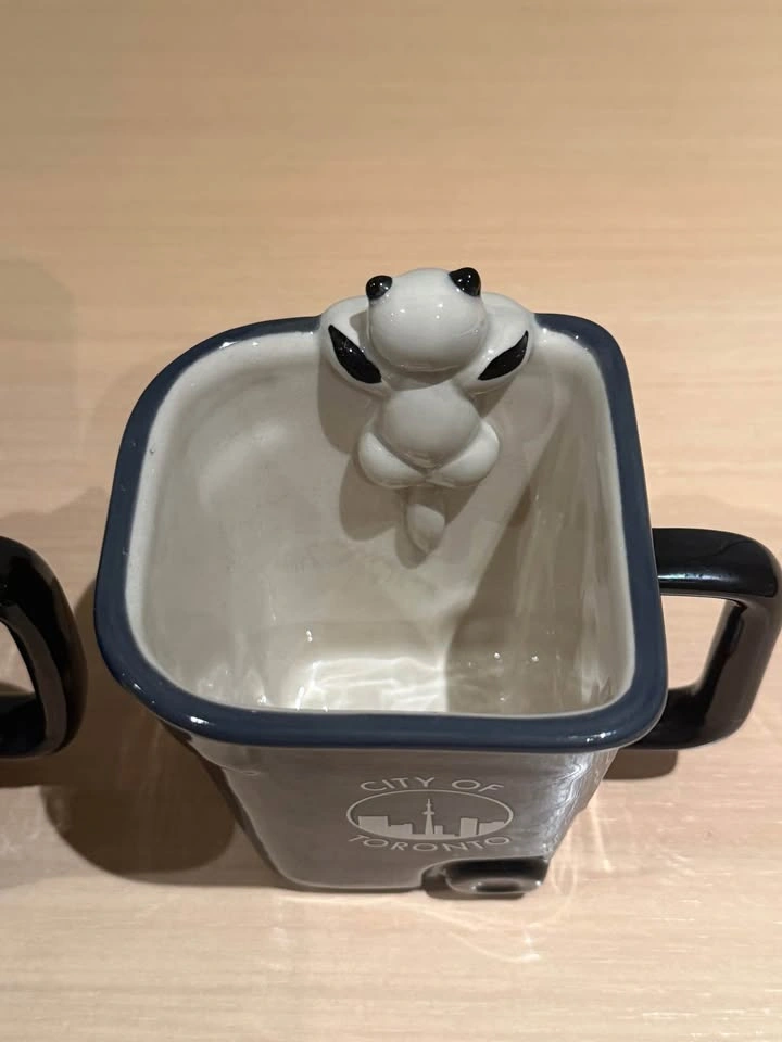 2x Toronto Raccoon Garbage Bin Mugs - photo 5