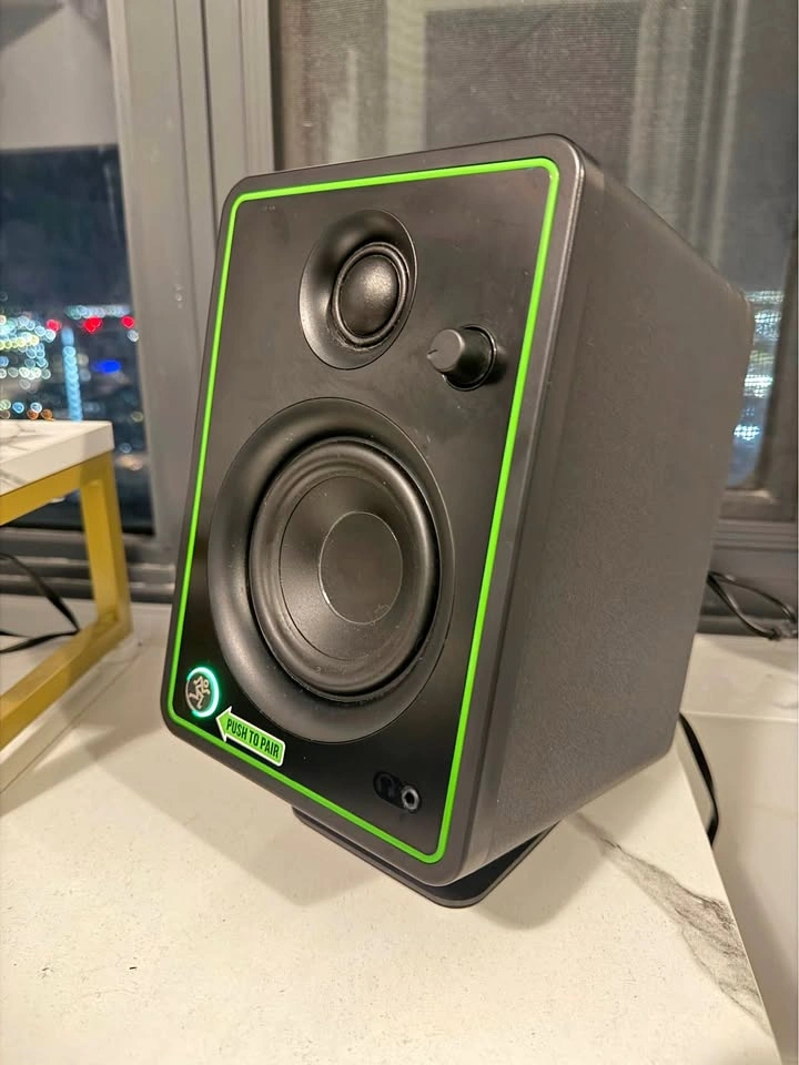 Mackie CR4-XBT Studio Monitors (4" Bluetooth) - Mint