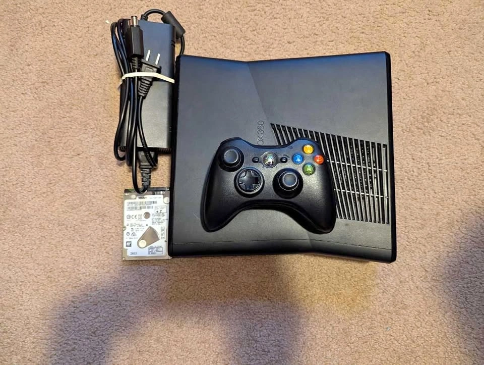 XBOX 360 SLIM W/ 250GB HDD, 30 ORIG GAMES, 40-50 360 GAMES