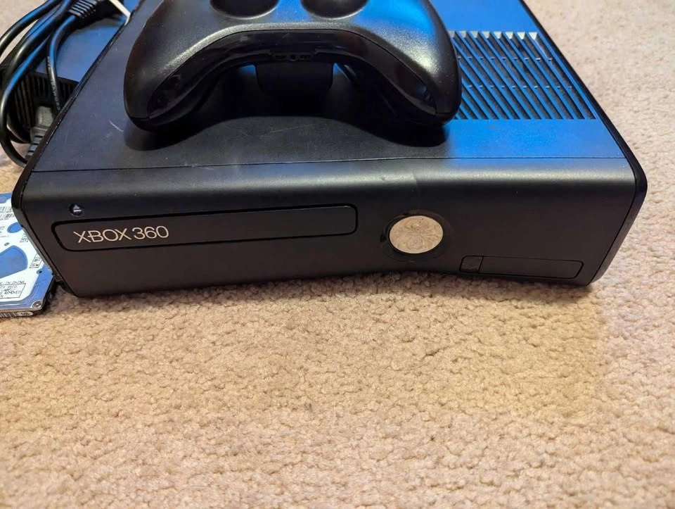 XBOX 360 SLIM W/ 250GB HDD, 30 ORIG GAMES, 40-50 360 GAMES - photo 2