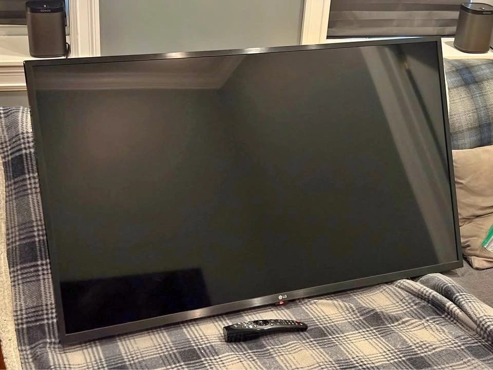 LG 43" Class 4K UHD Smart LED TV (43UM7300PUA)