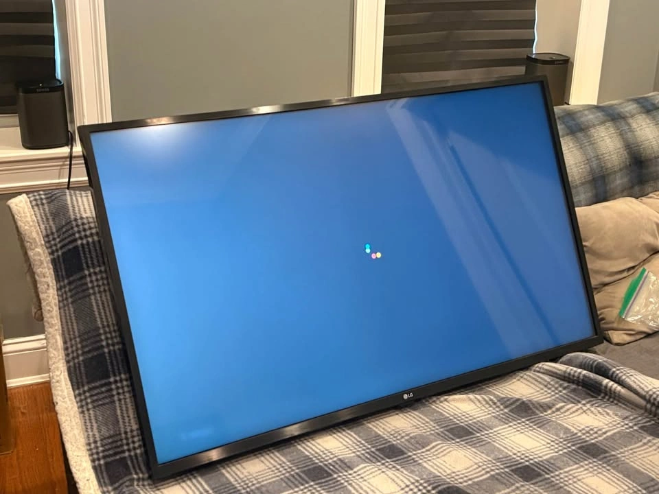 LG 43" Class 4K UHD Smart LED TV (43UM7300PUA) - photo 2