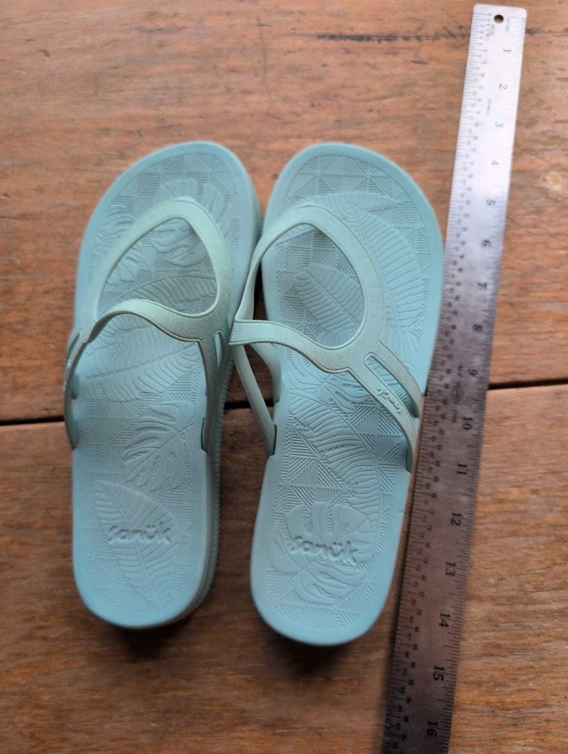 Sanuk Flip Flops - Women's Size 8 - Pale Green